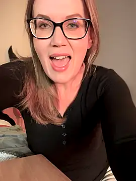 Snapshot of MaiseKnox chatting on 10/20/25, 11:05 MaiseKnox online show from 10/20/25, 11:05