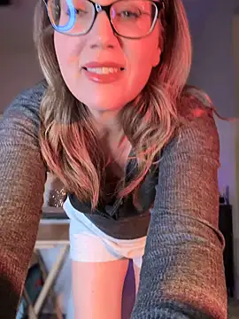 Snapshot of MaiseKnox chatting on 10/19/25, 12:57 MaiseKnox online show from 10/19/25, 12:57