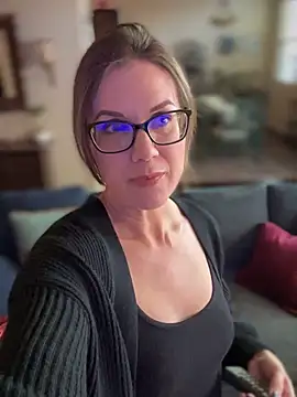 MaiseKnox online show from 11/04/25, 10:02