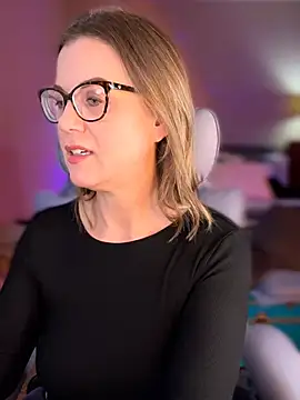 Snapshot of MaiseKnox chatting on 02/18/26, 11:45 MaiseKnox online show from 02/18/26, 11:45