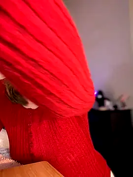 Snapshot of MaiseKnox chatting on 12/21/25, 04:41 MaiseKnox online show from 12/21/25, 04:41