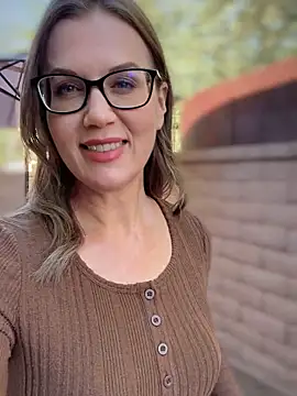 Snapshot of MaiseKnox chatting on 10/14/25, 10:09 MaiseKnox online show from 10/14/25, 10:09
