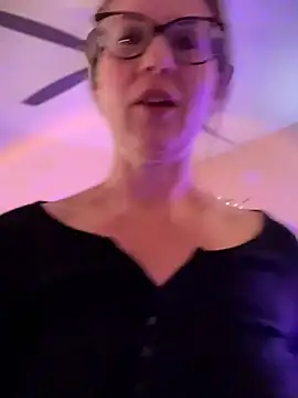 Snapshot of MaiseKnox chatting on 02/17/26, 10:40 MaiseKnox online show from 02/17/26, 10:40