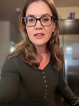 Snapshot of MaiseKnox chatting on 10/08/25, 10:43 MaiseKnox online show from 10/08/25, 10:43