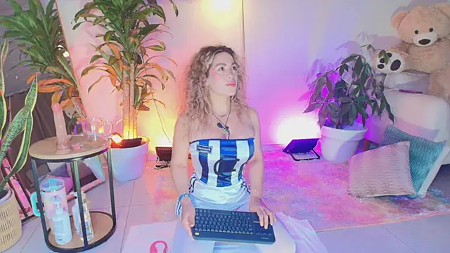 Snapshot of erotik_lady chatting on 06/07/26, 04:39 erotik lady online show from 06/07/26, 04:39