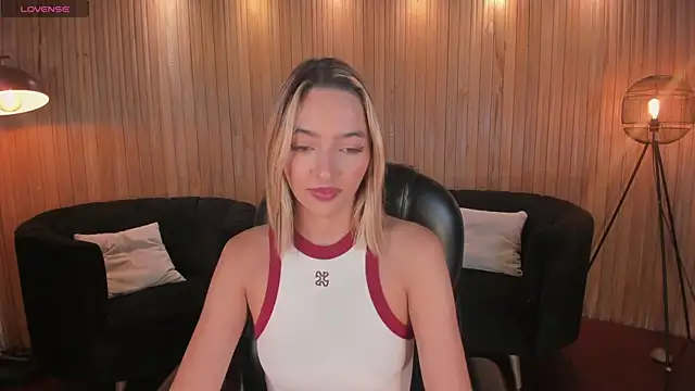 Snapshot of MelissaMoore_ chatting on 06/27/26, 10:43 MelissaMoore online show from 06/27/26, 10:43