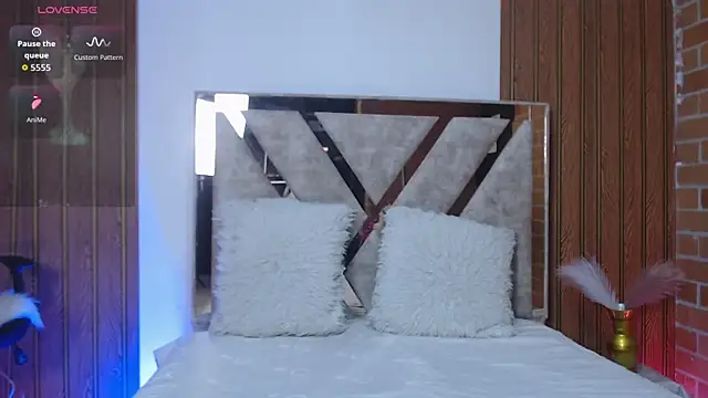 AGATHAA WHITE online show from 12/23/25, 11:09