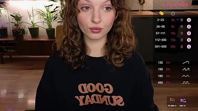 Snapshot of AliceKingsleigh chatting on 03/04/25, 10:46 AliceKingsleigh online show from 03/04/25, 10:46