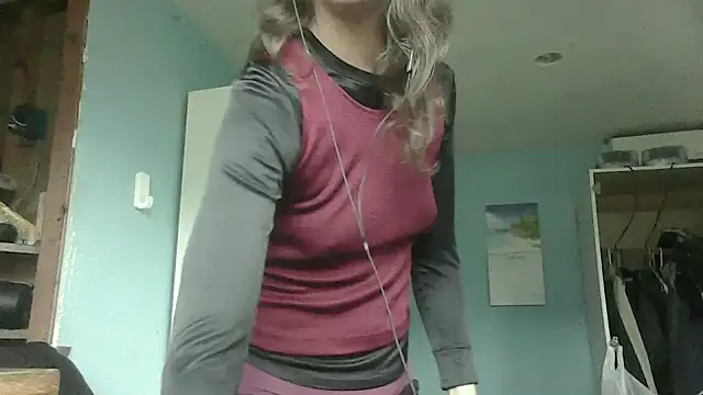Snapshot of SexyRach75 chatting on 09/15/25, 03:01 SexyRach75 online show from 09/15/25, 03:01