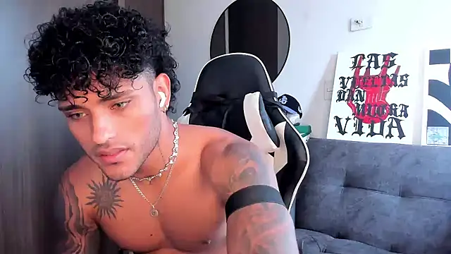 Snapshot of Alessandro_Vanni chatting on 10/07/25, 01:01 Alessandro Vanni online show from 10/07/25, 01:01