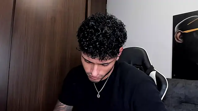 Snapshot of Alessandro_Vanni chatting on 03/18/25, 01:35 Alessandro Vanni online show from 03/18/25, 01:35