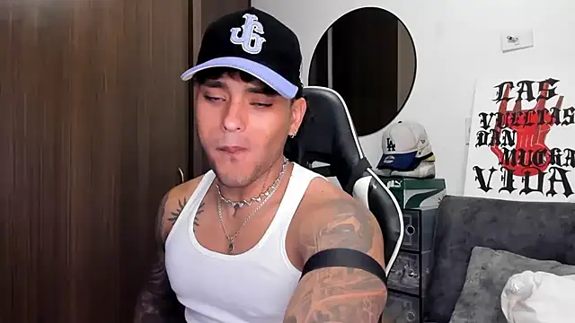 Snapshot of Alessandro_Vanni chatting on 09/10/25, 02:21 Alessandro Vanni online show from 09/10/25, 02:21