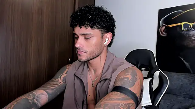 Snapshot of Alessandro_Vanni chatting on 03/17/25, 02:08 Alessandro Vanni online show from 03/17/25, 02:08