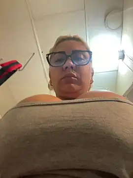 Snapshot of maymercy chatting on 01/17/26, 02:09 maymercy online show from 01/17/26, 02:09