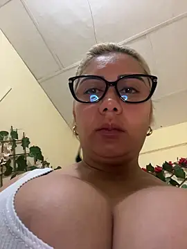 Snapshot of maymercy chatting on 01/12/26, 01:07 maymercy online show from 01/12/26, 01:07