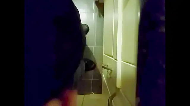 hairyuncut00 online show from 10/28/25, 05:39