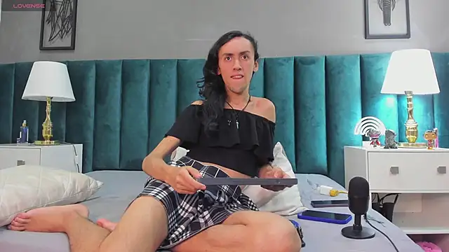 Snapshot of Karol_fenixx chatting on 02/06/25, 10:25 Karol fenixx online show from 02/06/25, 10:25