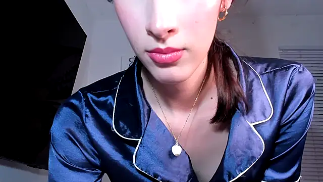 Snapshot of valeria_gonzales_ chatting on 03/08/25, 12:11 valeria gonzales online show from 03/08/25, 12:11