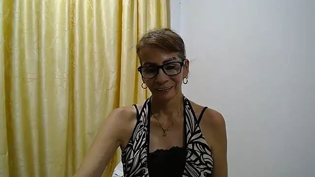 Snapshot of mommysexy16 chatting on 10/10/25, 03:40 mommysexy16 online show from 10/10/25, 03:40