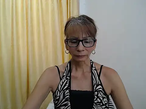 Snapshot of mommysexy16 chatting on 09/26/25, 02:57 mommysexy16 online show from 09/26/25, 02:57