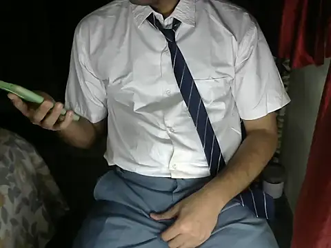 Snapshot of aloneboy1996 chatting on 10/27/25, 07:04 aloneboy1996 online show from 10/27/25, 07:04