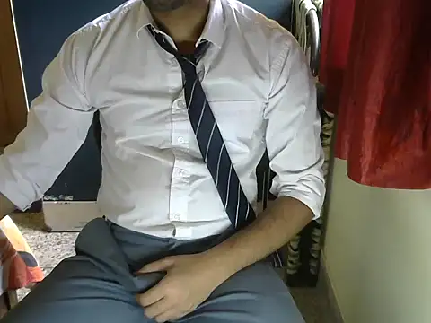 Snapshot of aloneboy1996 chatting on 10/11/25, 07:42 aloneboy1996 online show from 10/11/25, 07:42