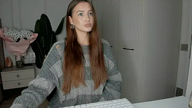 Snapshot of xx_leila chatting on 11/12/25, 10:52 xx leila online show from 11/12/25, 10:52