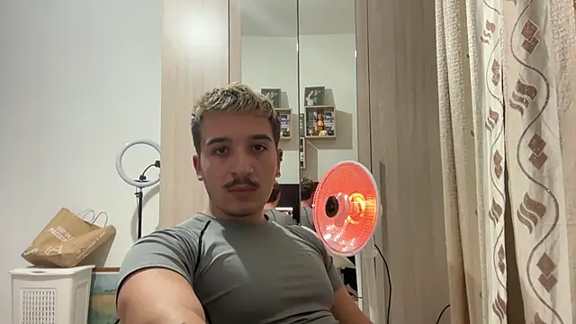 Snapshot of igiuil chatting on 11/17/25, 10:25 igiuil online show from 11/17/25, 10:25