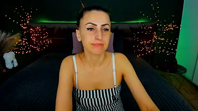 Snapshot of Rebecca_Diamond chatting on 11/18/25, 06:39 Rebecca Diamond online show from 11/18/25, 06:39