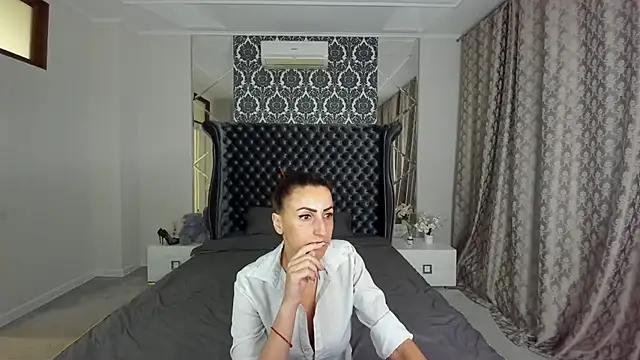 Snapshot of Rebecca_Diamond chatting on 10/06/25, 05:19 Rebecca Diamond online show from 10/06/25, 05:19