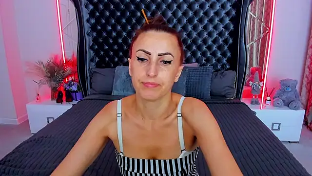 Snapshot of Rebecca_Diamond chatting on 07/16/26, 05:26 Rebecca Diamond online show from 07/16/26, 05:26