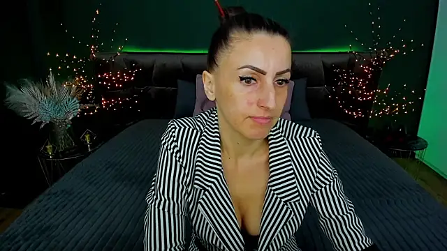 Snapshot of Rebecca_Diamond chatting on 03/21/25, 06:27 Rebecca Diamond online show from 03/21/25, 06:27