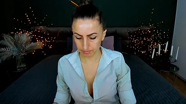 Snapshot of Rebecca_Diamond chatting on 02/22/26, 07:00 Rebecca Diamond online show from 02/22/26, 07:00