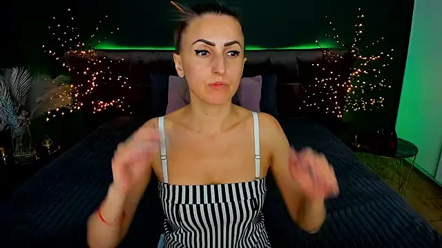 Snapshot of Rebecca_Diamond chatting on 09/27/25, 12:00 Rebecca Diamond online show from 09/27/25, 12:00