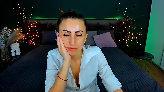 Snapshot of Rebecca_Diamond chatting on 11/10/25, 06:40 Rebecca Diamond online show from 11/10/25, 06:40