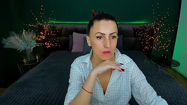 Snapshot of Rebecca_Diamond chatting on 03/12/25, 05:57 Rebecca Diamond online show from 03/12/25, 05:57