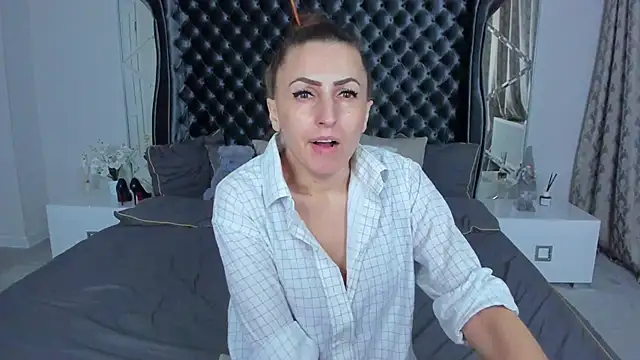 Snapshot of Rebecca_Diamond chatting on 02/01/26, 06:11 Rebecca Diamond online show from 02/01/26, 06:11