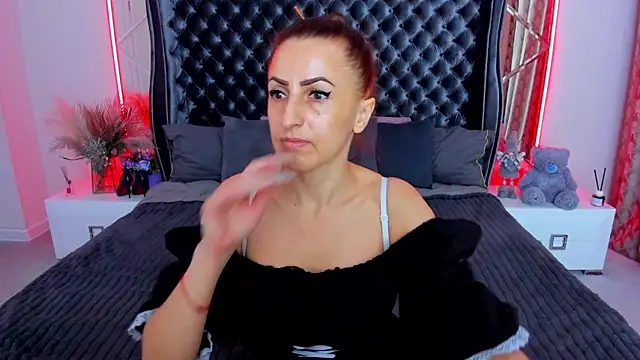Snapshot of Rebecca_Diamond chatting on 05/19/26, 05:47 Rebecca Diamond online show from 05/19/26, 05:47