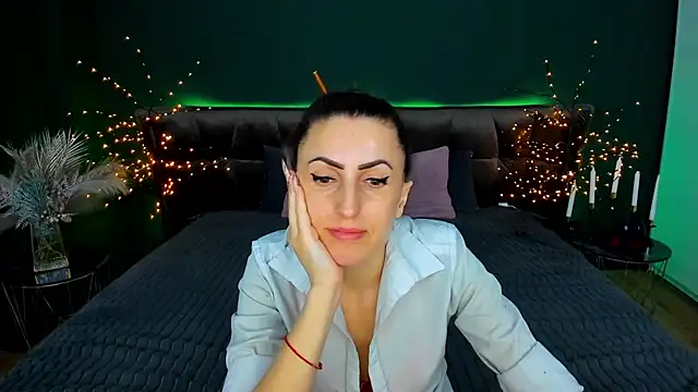 Snapshot of Rebecca_Diamond chatting on 02/12/26, 05:51 Rebecca Diamond online show from 02/12/26, 05:51