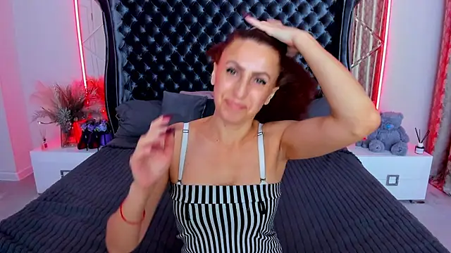 Snapshot of Rebecca_Diamond chatting on 06/02/26, 05:40 Rebecca Diamond online show from 06/02/26, 05:40