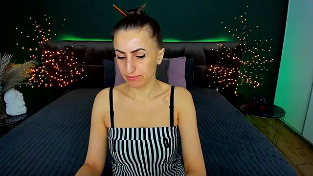 Snapshot of Rebecca_Diamond chatting on 11/24/25, 06:46 Rebecca Diamond online show from 11/24/25, 06:46