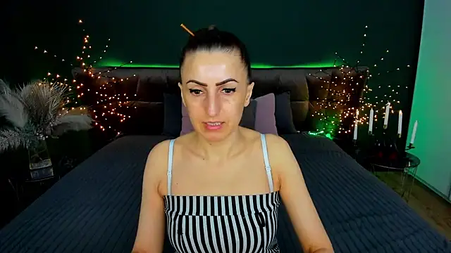 Snapshot of Rebecca_Diamond chatting on 03/17/26, 06:27 Rebecca Diamond online show from 03/17/26, 06:27