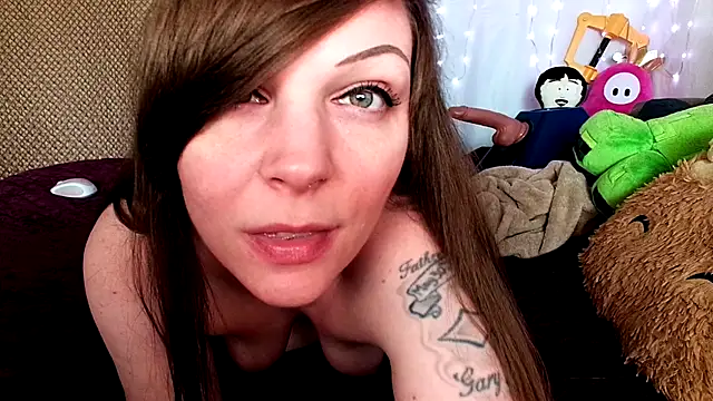 GamerGirlRoxyAndLee online show from 02/15/25, 10:10