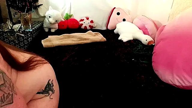 GamerGirlRoxyAndLee online show from 12/21/25, 09:04