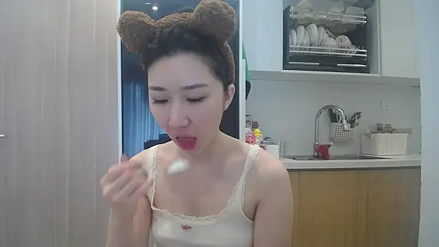 Snapshot of Asiagirll chatting on 06/05/26, 01:21 Asiagirll online show from 06/05/26, 01:21