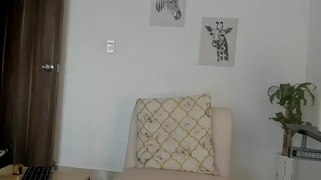 Snapshot of Hanna_Risso chatting on 10/17/25, 05:26 Hanna Risso online show from 10/17/25, 05:26