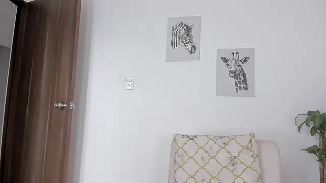 Snapshot of Hanna_Risso chatting on 10/27/25, 06:09 Hanna Risso online show from 10/27/25, 06:09