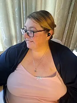 Snapshot of Iceprincess2bad4u chatting on 05/30/26, 06:20 Iceprincess2bad4u online show from 05/30/26, 06:20