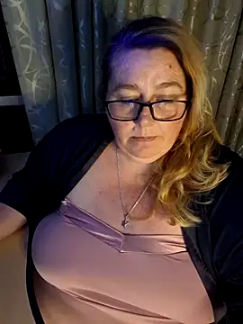 Snapshot of Iceprincess2bad4u chatting on 05/22/26, 05:22 Iceprincess2bad4u online show from 05/22/26, 05:22