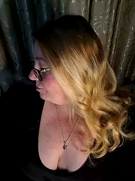 Snapshot of Iceprincess2bad4u chatting on 06/18/26, 06:02 Iceprincess2bad4u online show from 06/18/26, 06:02